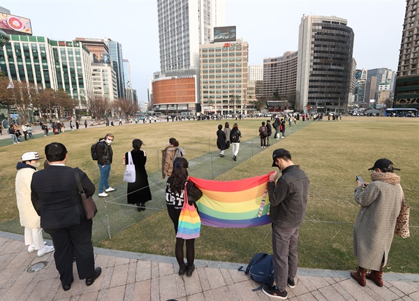 6일 오후 서울광장에서 열린 故 변희수 하사를 함께 기억하는 추모행동에서 참가자들이 고인을 기리며 추모하고 있다. 2021.3.6