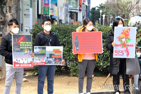  한국미얀마연대 등 단체들은 7일 오후 창원 한서병원 앞 광장에서 "미얀마 군사 쿠데타 규탄, 한국-미얀마 민주주의 연대를 위한 결의대회"를 열었다.