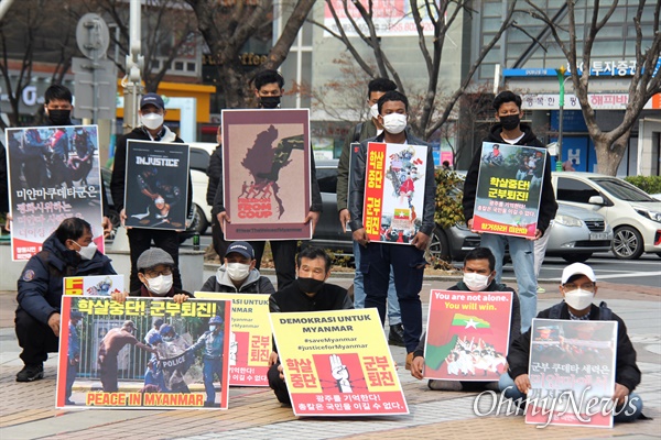 한국미얀마연대 등 단체들은 7일 오후 창원 한서병원 앞 광장에서 "미얀마 군사 쿠데타 규탄, 한국-미얀마 민주주의 연대를 위한 결의대회"를 열었다.