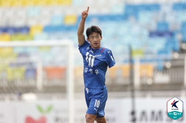 김민우 수원의 주장 김민우가 성남전에서 환상적인 발리슛으로 결승골을 터뜨려 승리를 이끌었다.
