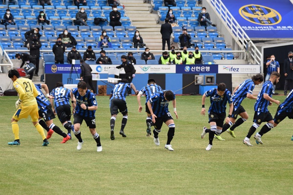  인천 유나이티드 FC 선수들이 대구 FC와의 2라운드 킥 오프 직전 결의를 다지며 자기 위치로 달려나가는 순간