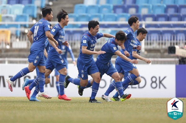  7일 수원월드컵경기장에서 열린 수원삼성블루윙즈와 성남FC 경기에서 수원 선수들이 김민우의 득점 후 골 세레머니를 하고 있다. 