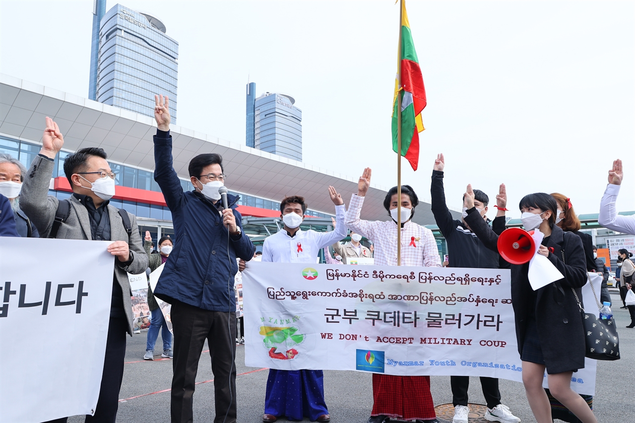 지난 7일 오후 대전역 서광장에서 미얀마 군부 쿠데타를 규탄하고 시민들의 민주화운동을 지지하는 집회가 개최했다. 이 자리에 허태정 대전시장이 방문, 지지의사를 표하고 있다(자료사진).