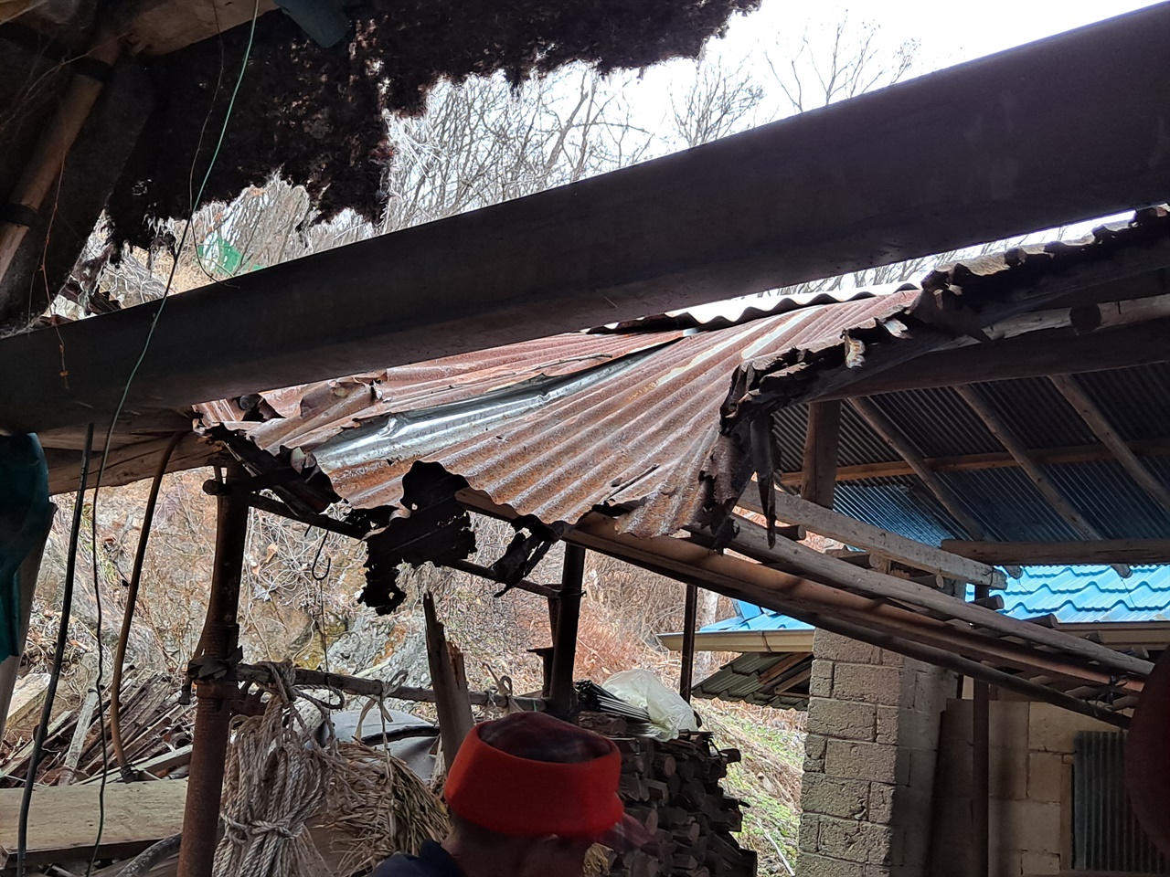 사고로 이석홍씨 소유의 창고 슬레이트 지붕이 내려 앉았다. 