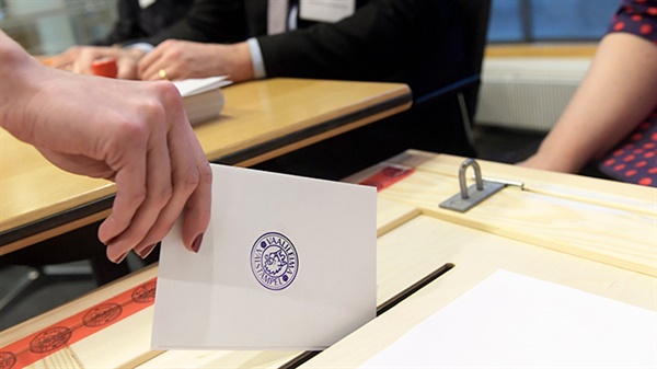 핀란드 선거시 투표용지를 투표함에 넣는 모습 