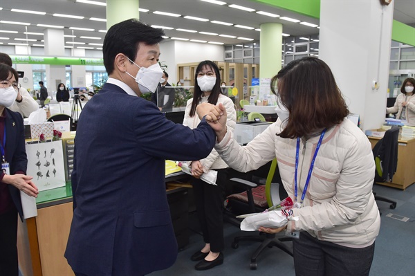 조규일 진주시장이 여직원들에게 꽃과 빵을 나눠주고 있다.