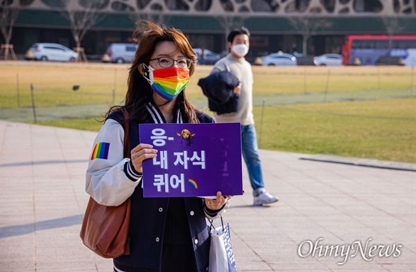  8일 오후 서울시청 앞에서 성소수자부모모임 회원들이 정치권을 향해 포괄적 차별금지법 제정과 성소수자 인권보호를 촉구하는 기자회견을 마치고 1인시위를 하고 있다.