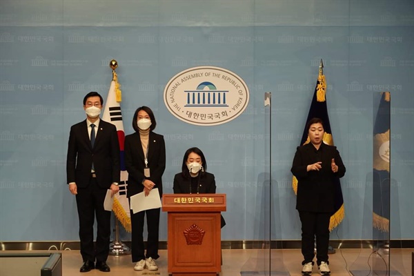 왼쪽부터 장경태 의원, 장혜영 의원, 최혜영 의원이 탈시설지원법 발의 기자회견을 하고 있다.