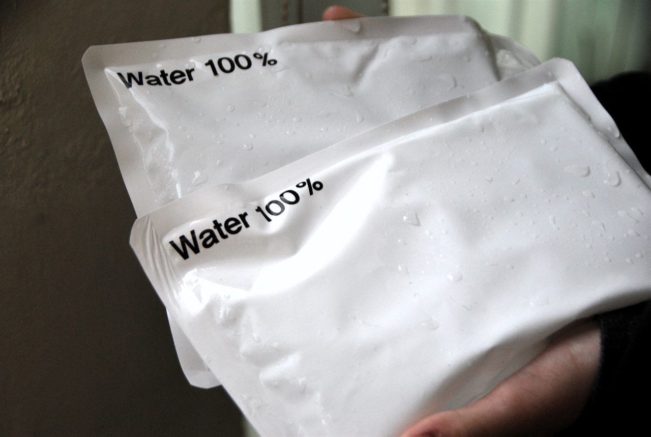 물 아이스팩은 하이드로젤 냉매 대신 물을 넣어 만들어 환경친화적이나, 보랭 성능이 떨어지는 단점이 있다. 최근에 전분물을 이용한 '친환경 아이스팩'도 개발되어 유통된다고 한다.