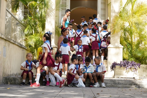  헤밍웨이 박물관에 견학온 쿠바 학생들