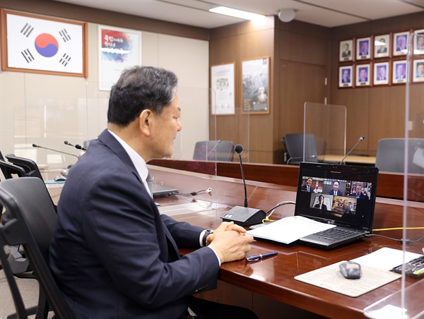 황기철 국가보훈처장과 주한미군전우회(KDVA) 빈센트 브룩스 회장과의 화상 접견 장면