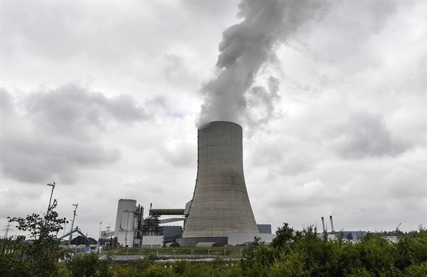 독일 에너지 기업 우니퍼가 한 달 전부터 가동을 시작한 다텔른 4호 석탄화력발전소가 지난 3일(현지시간) 증기를 내뿜고 있다. 독일 연방의회는 석탄화력발전을 오는 2038년까지 단계적으로 폐지하는 법안을 이날 통과시켰다.