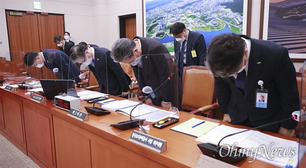 변창흠 국토교통부 장관(왼쪽 두 번째)과 장충모 한국토지주택공사(LH) 사장 직무대행(오른쪽)을 비롯한 참석자들이 9일 오후 서울 여의도 국회에서 열린 국토교통위원회 전체회의에서 LH직원 투기 의혹 관련 고개 숙여 사과하고 있다. 