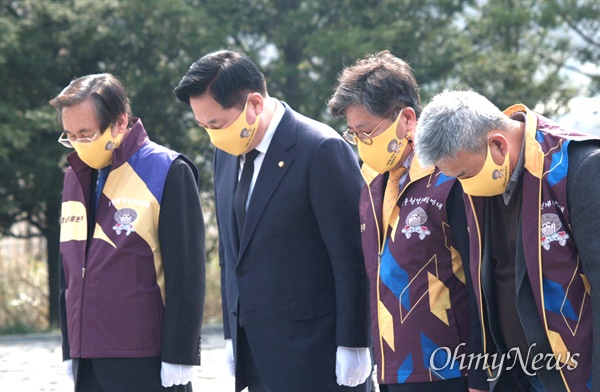 김두관 국회의원이 9일 오후 봉하마을을 찾아 고 노무현 전 대통령 묘소를 참배했다.