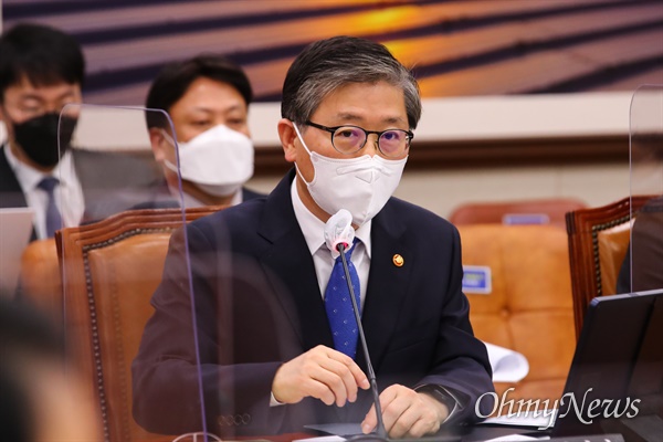 변창흠 국토교통부 장관이 9일 오후 서울 여의도 국회에서 열린 국토교통위원회 전체회의에서 답변하고 있다.