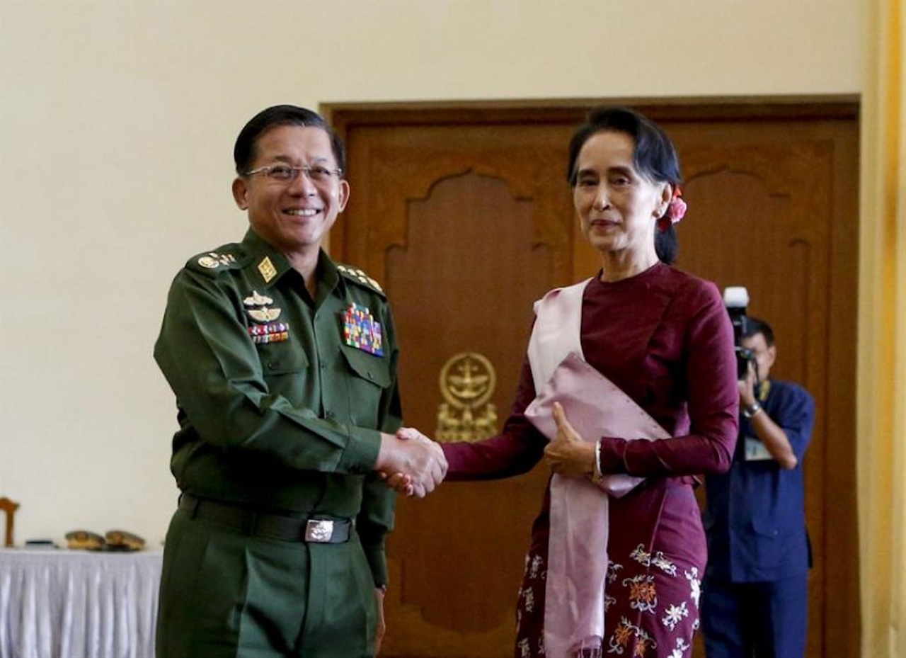 뉴욕타임스의 팟캐스트 보도 내용과는 정반대로 아웅산 수지가 민 아웅 흘라잉 장군과 소통하며 좋은 관계를 유지하려고 시도 한 내용을 보도한 '미얀마 타임스'.