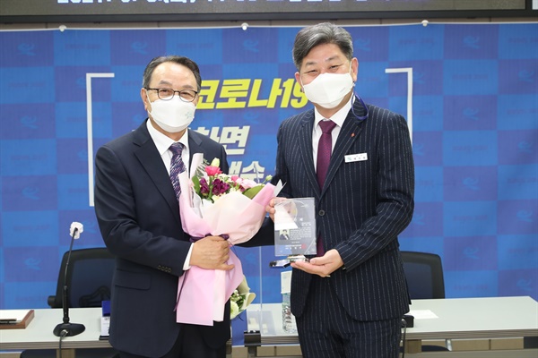 김영수 대한민국전몰군경유족회장이 백두현 고성군수한테 ‘감사패’를 전달했다.