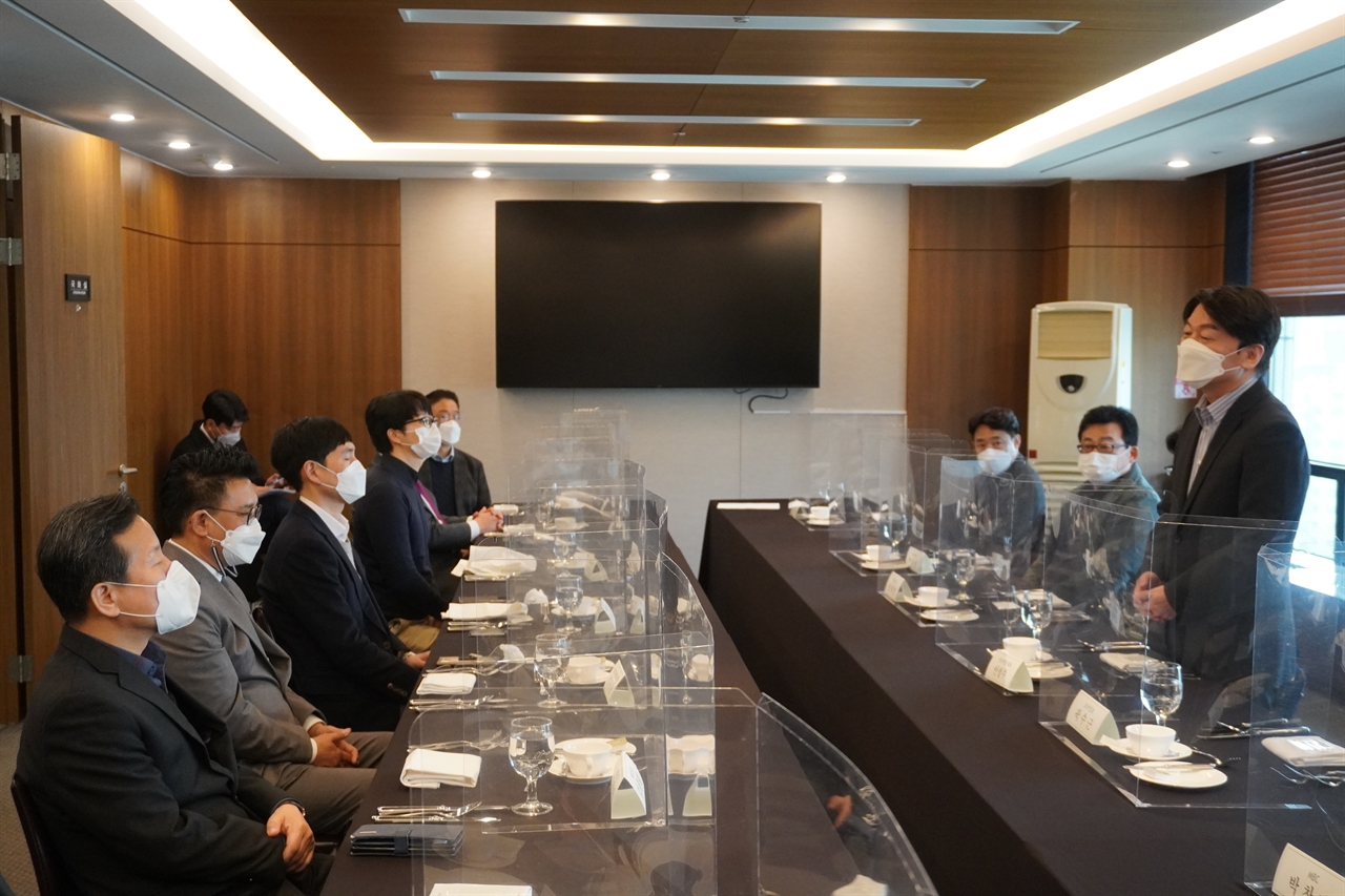 지난 3일 안철수 국민의당 서울시장 재보궐선거 후보와 한국기자협회 임원진이 간담회를 진행하고 있다.