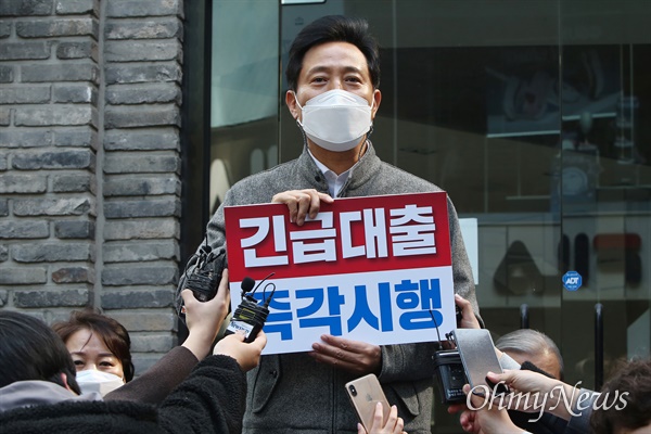  국민의힘 오세훈 서울시장 후보가 10일 서울 중구 명동 상가 일대에서 상인회 관계자들과 간담회를 한 뒤 취재진과 인터뷰하고 있다. 