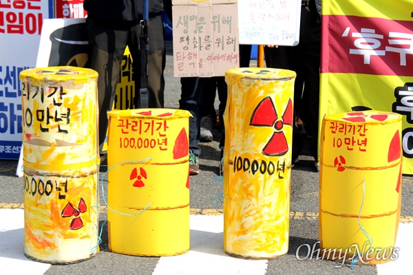 탈핵경남시민행동은 후쿠시마 원전 사고 10년을 맞아, '탈핵'을 내걸고 10일 경남도청 앞에서 기자회견을 연 뒤 거리행진했다.