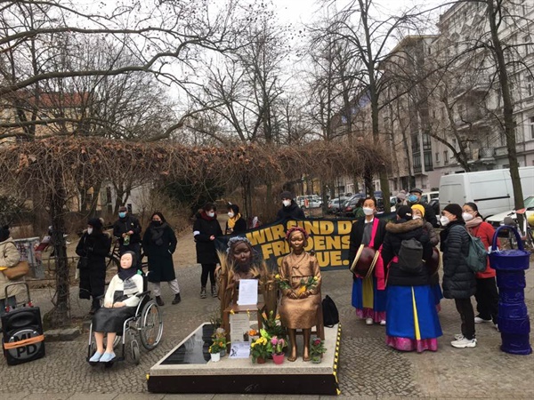 베를린 평화 소녀상 앞 시위