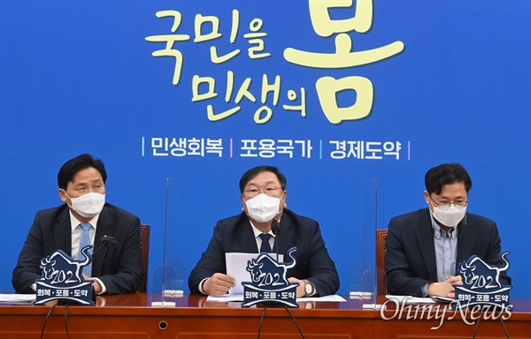 더불어민주당 김태년 당대표 직무대행이 11일 오전 국회에서 열린 정책조정회의에서 발언하고 있다.