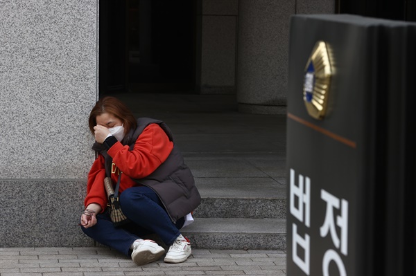  지난해 11일 서초동 대법원에서 고(故) 박인근 전 형제복지원 원장에 대한 비상상고가 기각되자 법정에서 나온 형제복지원 피해자가 눈물을 흘리고 있다.