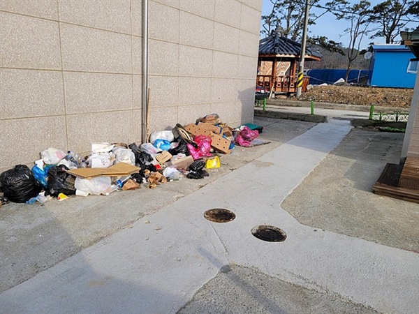 캠핑족들이 버리고 간 것으로 보이는 쓰레기들. 지역주민들의 불만이 고조되고 있다.