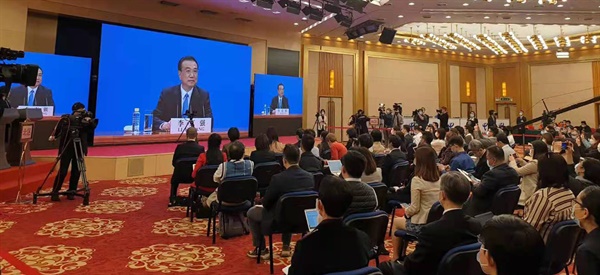  리커창(李克强) 중국 총리가 11일 베이징에서 열린 전국인민대표대회(전인대) 기자회견에서 각종 현안에 대한 기자들의 질문에 답변하고 있다. 2021.3.11