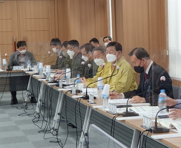 홍문표 국회의원(오른쪽)이 지난 11일 오후 예산군청에서 개최된 2022년 정부예산확보 간담회에 참석했다.