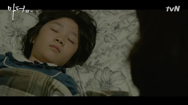  아동학대 장면을 연기한 아역배우의 심리적 건강에 대한 우려가 높았던 tvN <마더>의 한 장면 