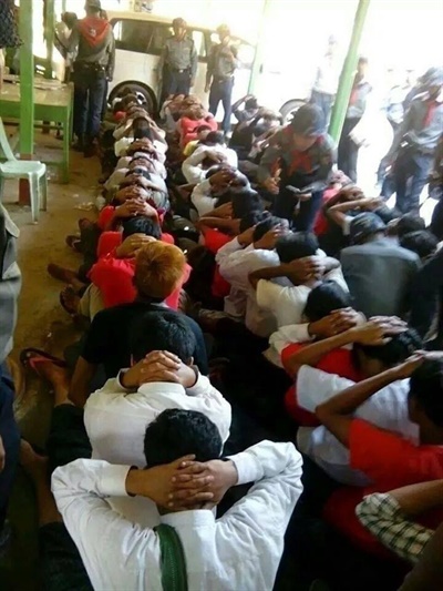 유연 스님의 미얀마 지인들이 군부에 붙잡혀 손을 들고 있는 시민들의 모습을 문자로 보내왔다. 