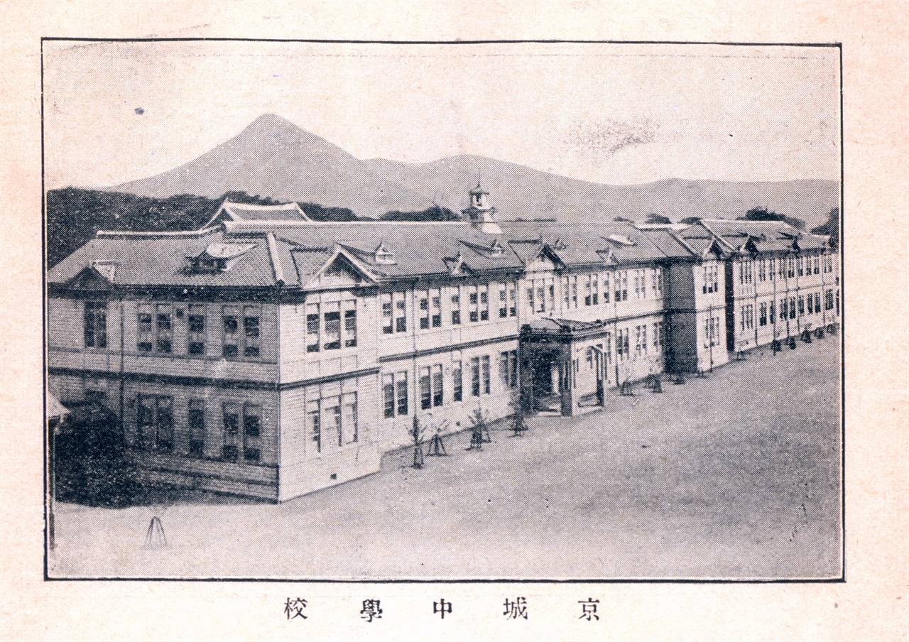 1909년 5월 22일 일본 고위층 자제를 위한 공립중학교로 문을 열었다. 학교 위치는 지금의 경희궁 자리다. 사진 속 경성중학교 건물 뒤로 경희궁 숭정전 지붕이 보인다. 경성중학교 건물은 해방 후 미군 항공부대가 사용했다. 미군 부대가 쓰던 건물을 넘겨받아 1946년 서울중고등학교가 문을 열었다. 