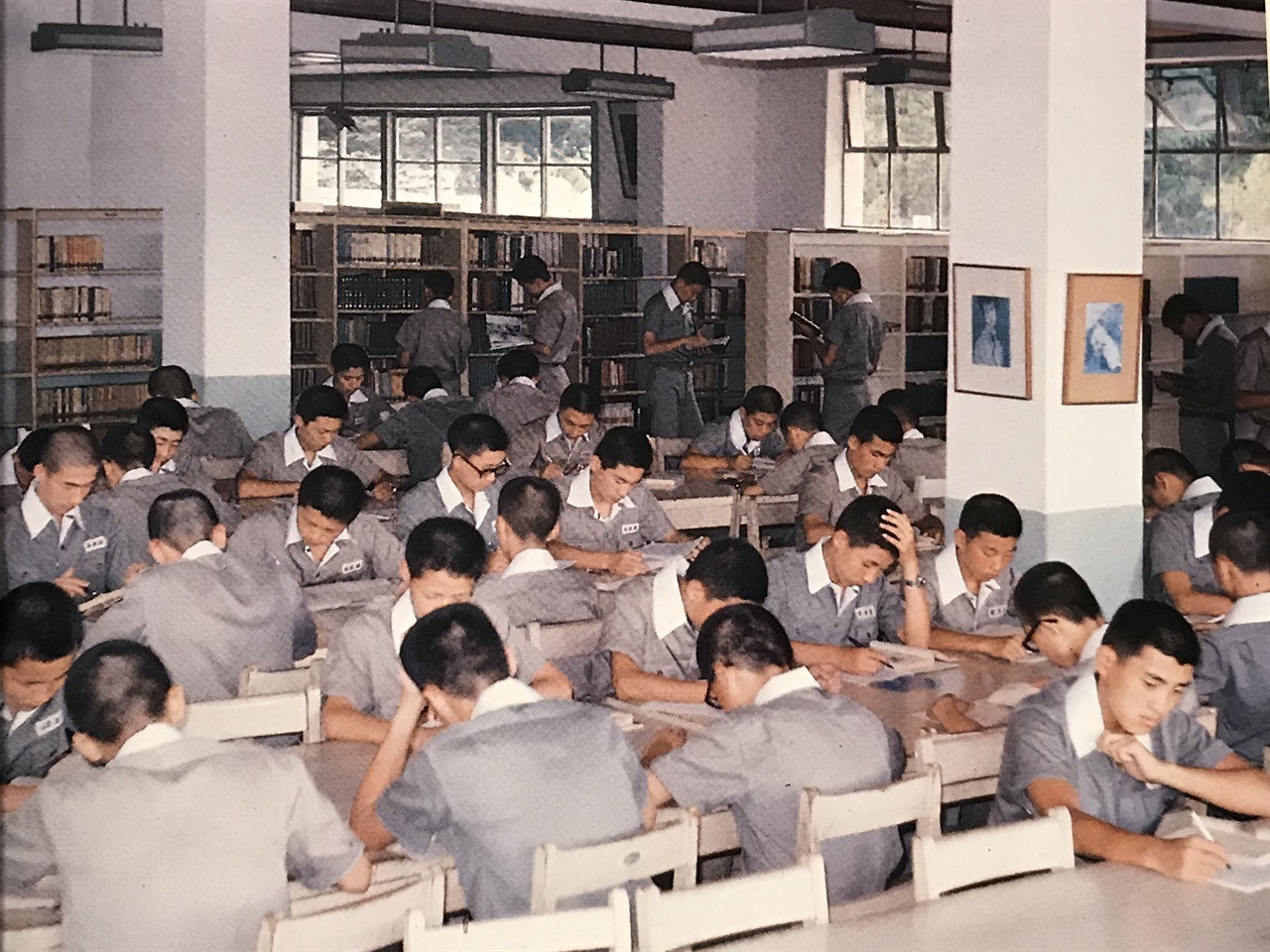 서울고등학교 도서관 도서관에서 공부 중인 학생의 교복이 눈길을 끈다. 밀리터리룩으로 보이는 하복은 지금도 서울고 교복으로 이어지고 있다. 서울고는 1956년 도서관을 개관해서 1964년 증축했다. 시인 조병화의 두 번째 시집 <하루만의 위안>도 서울고 도서관 2층에서 탄생했다.