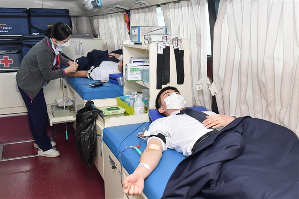 12일 창원대학교 학군사관 후보생들이 헌혈을 실시하고 있다.