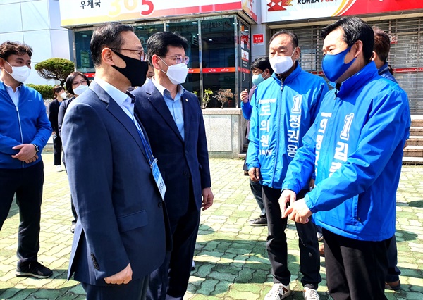 더불어민주당 홍영표,, 김정호 의원이 13일 경남 의령을 찾아 재보궐선거에 나선 김충규, 정권용 예비후보 지원 활동을 벌였다.