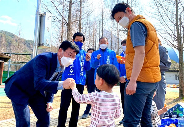  더불어민주당 김정호 의원이 13일 경남 의령을 찾아 재보궐선거에 나선 김충규, 정권용 예비후보 지원 활동을 벌였다.