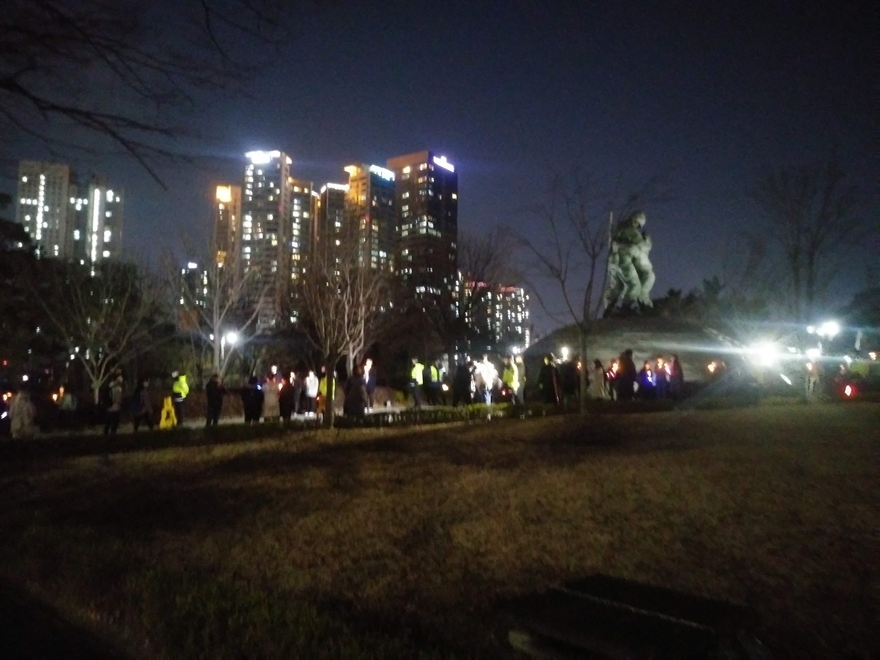 전쟁기념관 앞에서 참여자들이 촛불을 켜고 있다. 