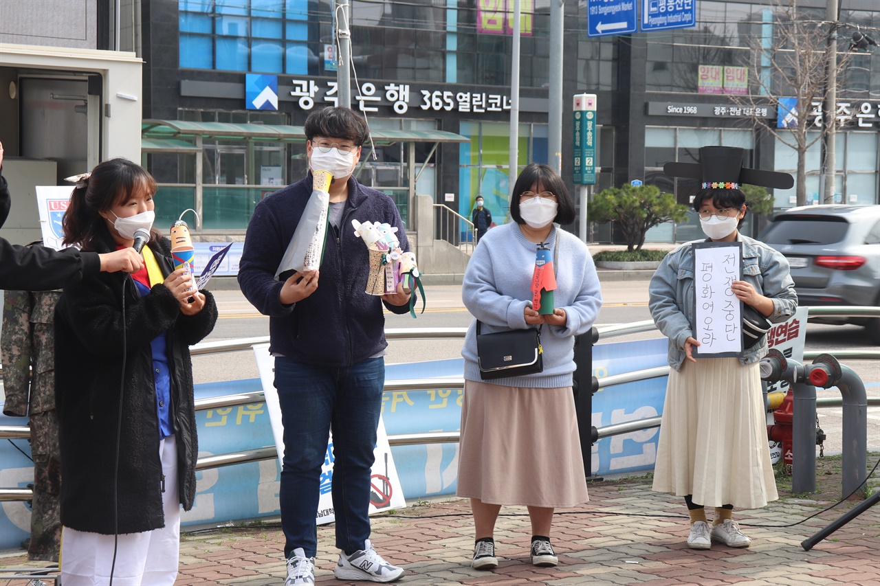 지난 6일 광주송정역 앞 광장에서 열린 "3.1 자주 선언 문화제"에서 장승 경연대회 프로그램에 작품을 출품한 참가자들이 장승 소개를 하고 있다.
