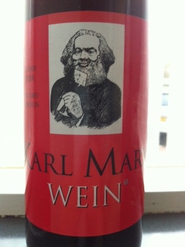 독일 모젤 지역의 화이트 와인이다. 카를 마르크스 라벨이 인상적이다.