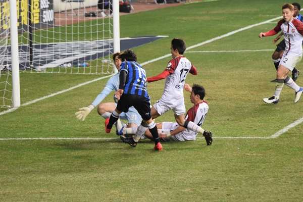  인천 유나이티드 송시우의 왼발 슛을 FC 서울 골키퍼 양한빈과 수비수들이 몸을 날려 막는 순간