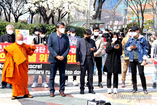  3월 14일 오후 창원에서 열린 "미얀마 군사 쿠데타 규탄 및 한국 미얀마 민주주의 연대를 위한 결의대회(2차)". 조형래 민주노총 경남본부장 등이 함께 하고 있다.