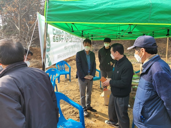 유해발굴 현장을 찾은 홍성군 관계자와 홍성군 유족회가 대화를 나누고 있다. 