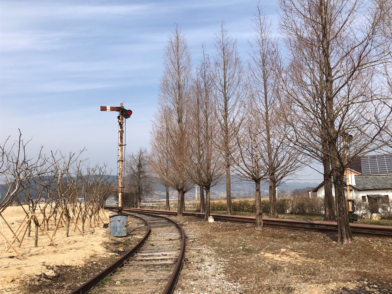 시간이 멈춘 듯 한가롭다. 열차가 운행되지 않는 선로이므로 천천히 걸어가 본다.