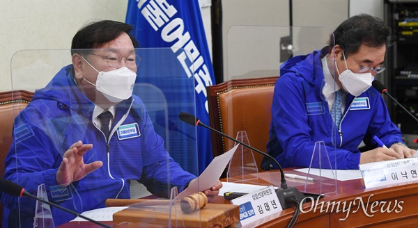  더불어민주당 김태년 대표 직무대행이 15일 국회에서 열린 중앙선대위회의에서 발언하고 있다.