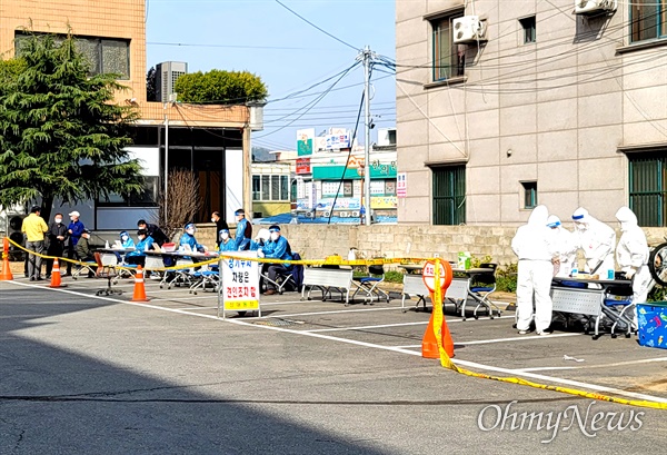  15일 진주시 상대동 행정복지센터에 코로나19 선별진료소가 차려져 주민들을 대상으로 검사가 진행되고 있다.