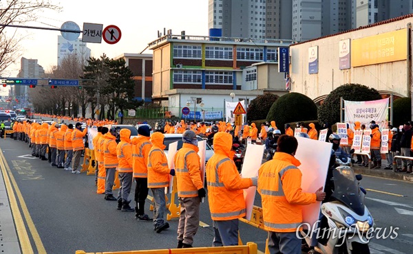  삼성중공업 사내하청업체 소속 '파워공'들이 15일 아침 정문 앞에서 집회를 열었다.