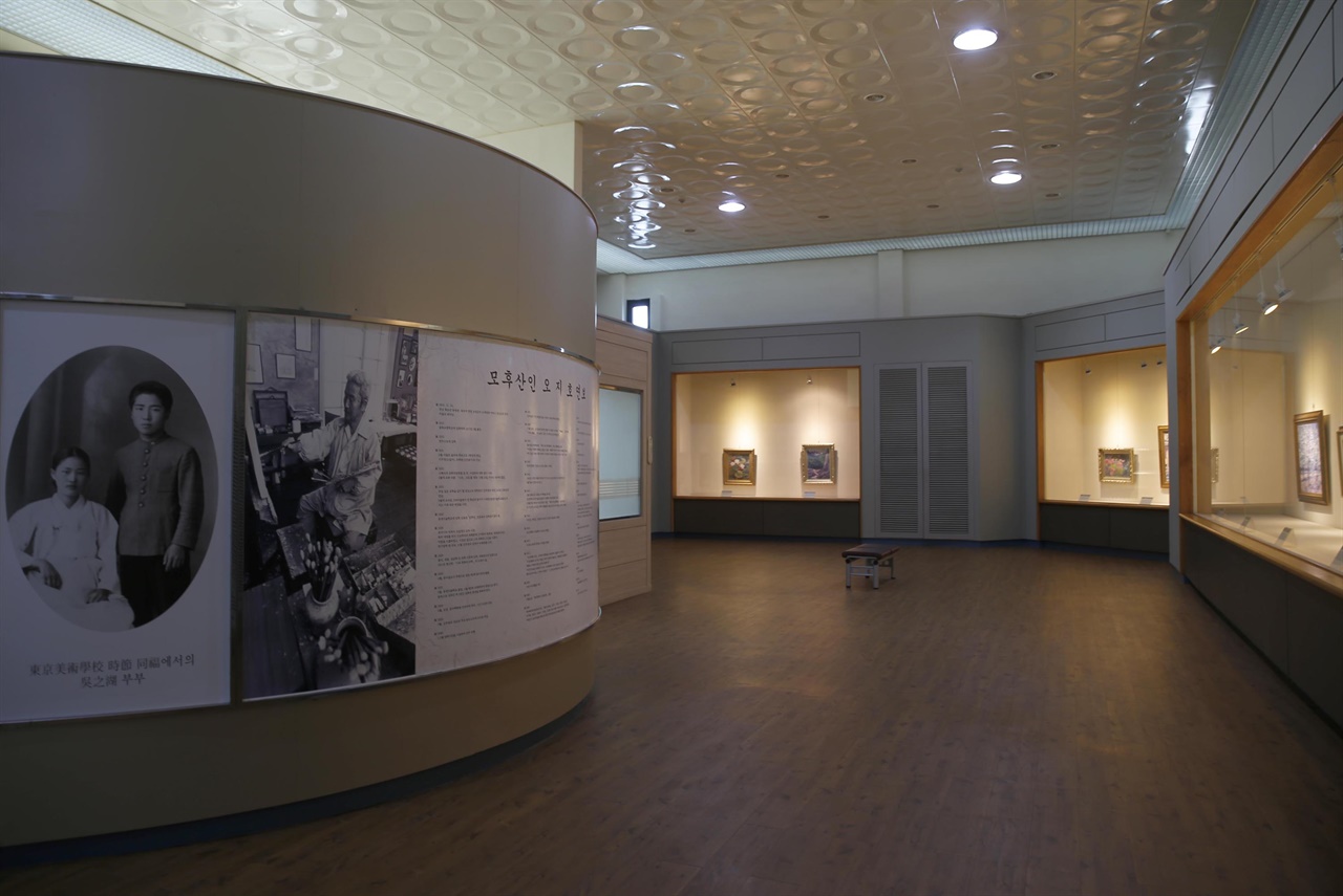 오지호기념관 내부 1층. 오지호의 생애와 작품을 전시하고 있다.