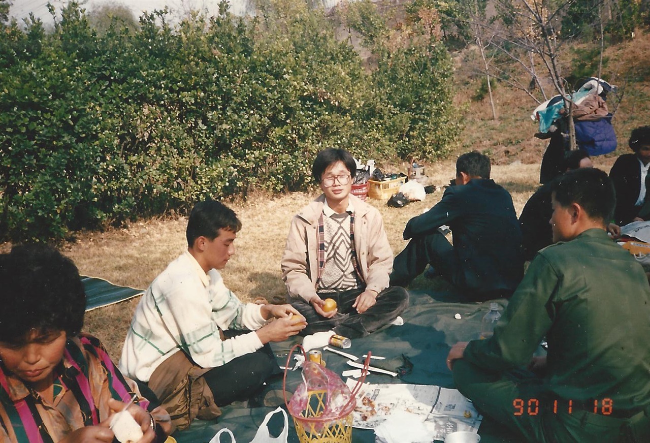 실종되기 전인 1990년 11월 18일 가족들과 함께 군복무중인 동생(김성진)을 면회하러 간 김성학 고대 학자추위원장.
