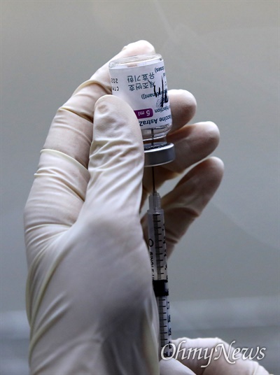 지난 3월 15일 오후 서울 성동구청 대강당에 마련된 신종 코로나바이러스 감염증(코로나19) 예방접종센터에서 의료진이 아스트라제네카(AZ) 백신 조제과정을 시연하고 있다.